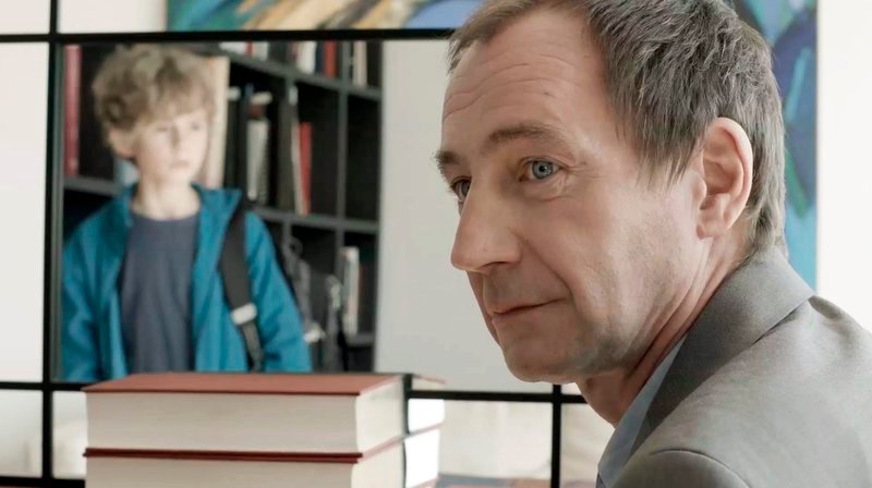 Bürochef (Thorsten Merten) mit seinem Sohn (Egon Merten) – Bild: MDR/​Die Filmagentur