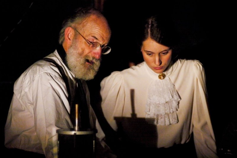 Lise und Prof. Boltzmann (Bernhard Mühlig, Estella Hebert). – Bild: ZDF