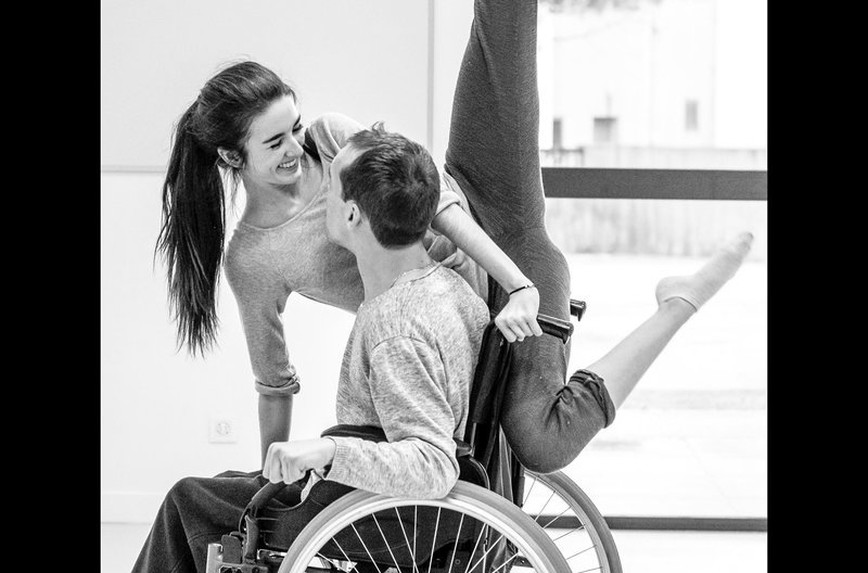Im Rahmen eines inklusiven Projekts lässt Cécile Massenet (nicht im Bild) professionelle Tänzer und Menschen mit Behinderung gemeinsam tanzen. – Bild: arte