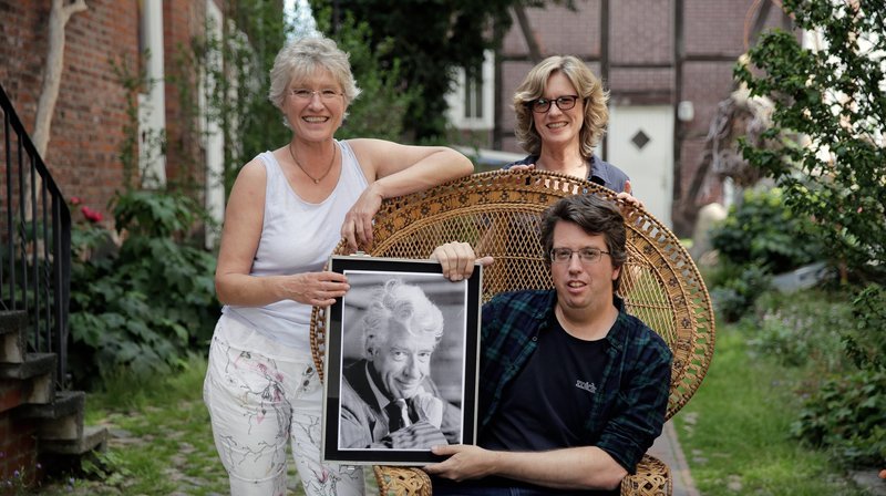 Rudi Carrells Kinder sprechen zum ersten Mal gemeinsam über ihr Leben mit dem größten Showmaster der deutschen Fernsehgeschichte und wie er als Vater war. v.l.n.r.: Annemieke Kesselaar Klar, Alexander Kesselaar und Caroline Engel Kesselaar – Bild: NDR/Johannes Anders Rudi Carrells Kinder sprechen zum ersten Mal gemeinsam über ihr Leben mit dem größten Showmaster der deutschen Fernsehgeschichte und wie er als Vater war. v.l.n.r.: Annemieke Kesselaar Klar, Alexander Kesselaar und Caroline Engel Kesselaar – Bild: NDR/Johannes Anders