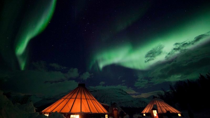 Winterzauber am Polarkreis: Nordlichter über Norwegens Arktis. Sie ziehen immer mehr Reisende aus aller Welt an. – Bild: NDR/​Alfredfilm