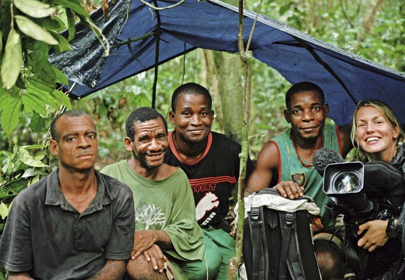Teamfoto: die Kamerafrau Christina Karliczek (rechts). Um die Gorillas im dichten Dschungel überhaupt aufzuspüren, sind die Forscher und das Filmteam auf einheimische Fährtenleser angewiesen. Selbst mit ihrer Hilfe dauert es oft Stunden, die Tiere aufzuspüren. – Bild: NDR/​NDR/​NDR Naturfilm/​Christina Karliczek
