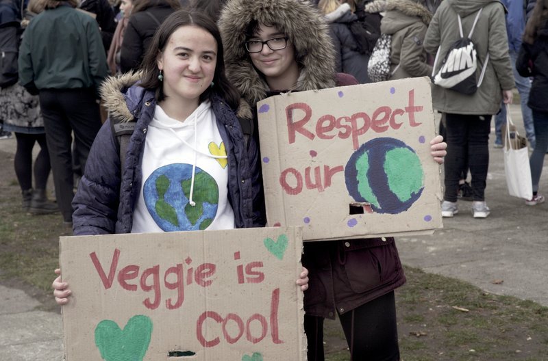 Bei den „Fridays for Future“-Demonstrationen engagieren sich Schüler für den Klimaschutz. – Bild: ZDF /​ © Spiegel TV