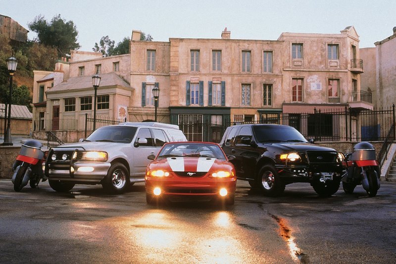 Die Wunderautos des Teams: l. und r. „Kat“ und „Plato“ zwei Motorräder, die zusammen zu einem multifunktionellen Vehikel werden, „Dante“ (2.v.l.), der Mustang „Domino“ (M.) und das Geländefahrzeug „Beast“. – Bild: RTL NITRO