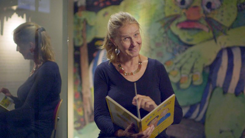 Cornelia Funke erzählt von ihrer ersten Begegnung mit „Max und Moritz“ und von ihren eigenen Streichen. – Bild: RBB /​ © fernsehbüro