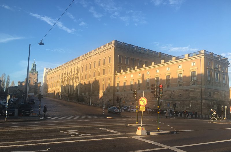 Der Palast des schwedischen Königs in Stockholm. Schatten zeichnen sich an der Fasade ab. Da im Winter die Sonne immer von der Seite kommt, ist der Schattenwurf anders als in Städten in Mittel- oder Südeuropa. – Bild: BR/SWR/Henning Winter Der Palast des schwedischen Königs in Stockholm. Schatten zeichnen sich an der Fasade ab. Da im Winter die Sonne immer von der Seite kommt, ist der Schattenwurf anders als in Städten in Mittel- oder Südeuropa. – Bild: BR/SWR/Henning Winter