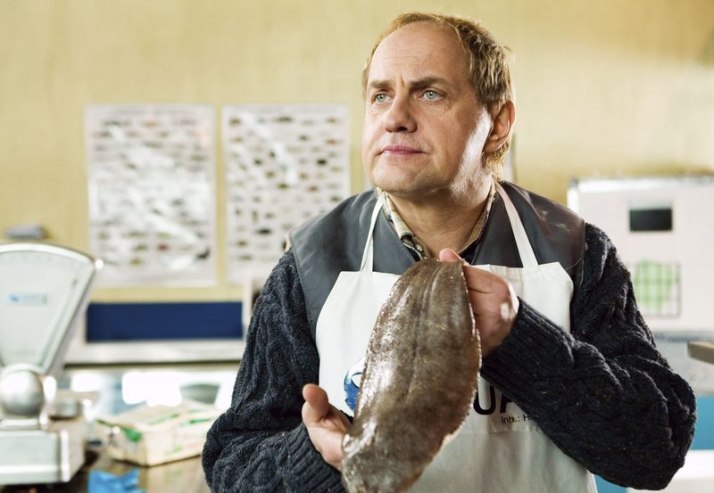 Der Fischhändler Hansen (Uwe Ochsenknecht) ahnt noch nicht, welch turbulente Liebeswirren ihm bevorstehen … – Bild: Thomas Kost/Filmpool Der Fischhändler Hansen (Uwe Ochsenknecht) ahnt noch nicht, welch turbulente Liebeswirren ihm bevorstehen … – Bild: Thomas Kost/Filmpool