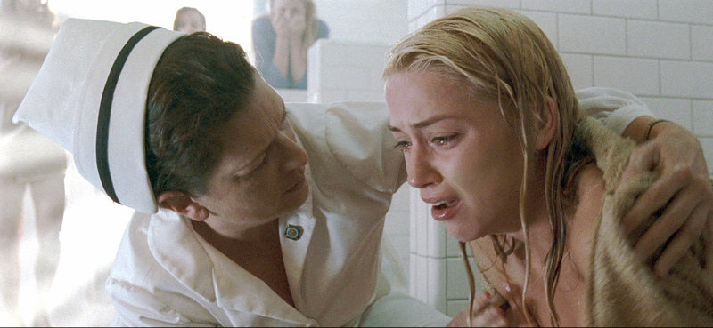 Nach einem furchtbaren Erlebnis in der Dusche wird Kristen (Amber Heard, re.) von einer Schwester getröstet.. – Bild: RTL II Nach einem furchtbaren Erlebnis in der Dusche wird Kristen (Amber Heard, re.) von einer Schwester getröstet.. – Bild: RTL II