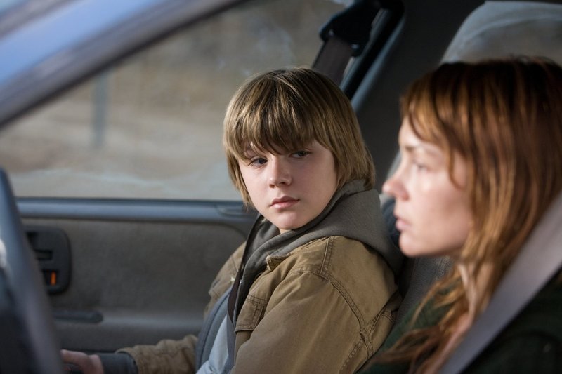 Eines Tages rammt der verschlossene Lokführer Tom Stark das Auto einer Selbstmörderin (Bonnie Root, r.). Ihr überlebender neunjähriger Sohn Davey (Miles Heizer, l.) macht nun Tom für den Tod seiner Mutter verantwortlich und folgt ihm nach Hause ... – Bild: 2007 Warner Brothers Lizenzbild frei Eines Tages rammt der verschlossene Lokführer Tom Stark das Auto einer Selbstmörderin (Bonnie Root, r.). Ihr überlebender neunjähriger Sohn Davey (Miles Heizer, l.) macht nun Tom für den Tod seiner Mutter verantwortlich und folgt ihm nach Hause ... – Bild: 2007 Warner Brothers Lizenzbild frei