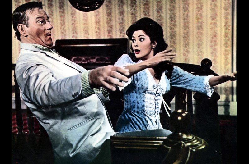 Der alkoholisierte George McLintock (John Wayne) verliert die Kontrolle. (rechts im Bild Yvonne De Carlo) – Bild: BR Fernsehen Der alkoholisierte George McLintock (John Wayne) verliert die Kontrolle. (rechts im Bild Yvonne De Carlo) – Bild: BR Fernsehen