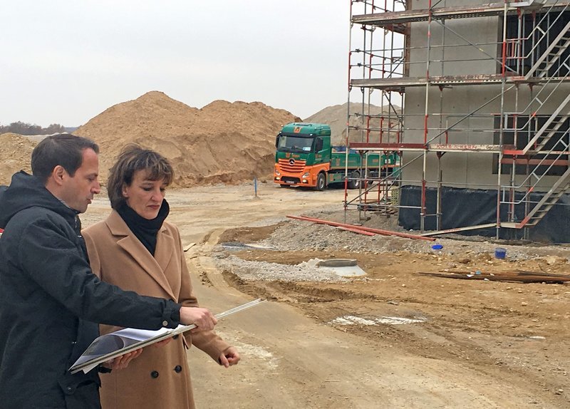 Die Mainzer Baudezernentin Marianne Grosse lässt sich die neuesten Fortschritte auf dem derzeit größten Naubauprojekt der Stadt zeigen, dem Heiligkreuzareal. – Bild: SWR/​Susanne Brand