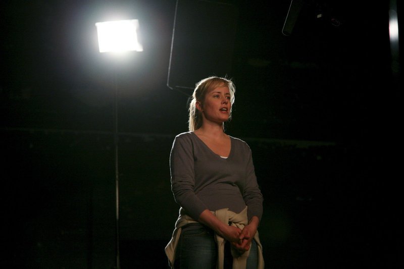 Lina (Silke Bodenbender) bei einem Casting für ein Musical. Kann sie die Jury Überzeugen? – Bild: ORF