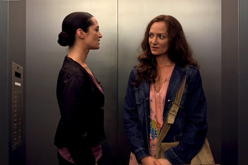 Nadia Trenkler (Natalia Wörner, l.) und Susanne Lasko (Natalia Wörner, r.) begegnen sich das erste Mal im Fahrstuhl eines Bürogebäudes. – Bild: ZDF und Walter Wehner