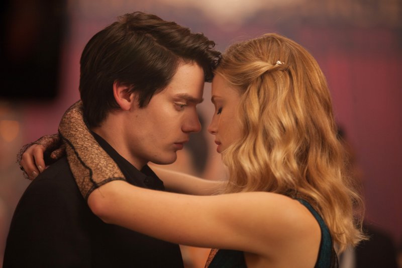 Als Lissa (Lucy Fry) nach ihrer Rückkehr an die Academy feststellen muss, dass sie aus der Riege der Beliebten verbannt wurde, freundet sie sich mit dem Außenseiter Christian (Dominic Sherwood) an und kommt ihm schon bald näher. – Bild: RTL Als Lissa (Lucy Fry) nach ihrer Rückkehr an die Academy feststellen muss, dass sie aus der Riege der Beliebten verbannt wurde, freundet sie sich mit dem Außenseiter Christian (Dominic Sherwood) an und kommt ihm schon bald näher. – Bild: RTL