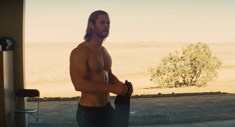 Als verletzlicher Mensch landet Thor (Chris Hemsworth) auf der Erde, um seiner Rolle als Thronfolger gerecht zu werden. Für ihn als ehemaliger Gott keine leichte Aufgabe … – Bild: Puls 4