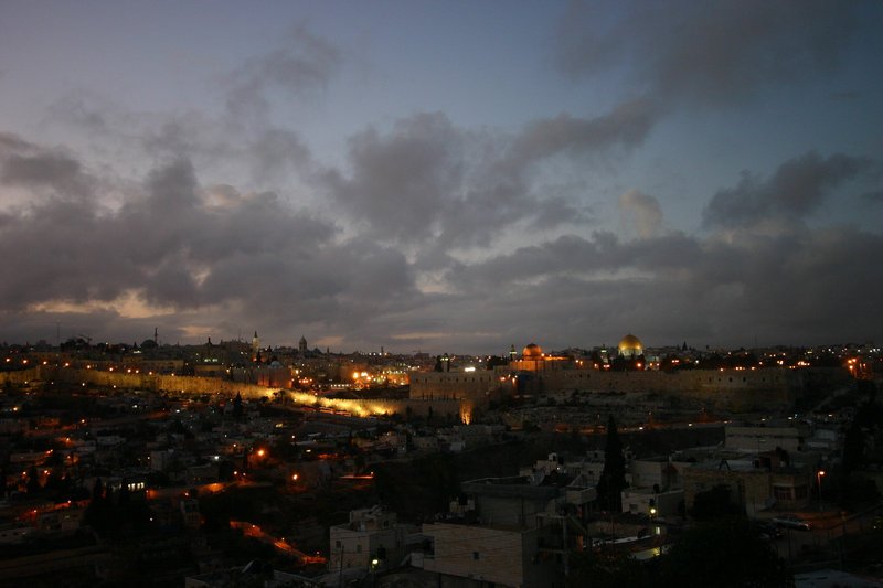 Jerusalem. Die Familie von Jesus zog mehrmals im Jahr an hohen jüdischen Festtagen in die Stadt, um im Tempel zu beten. – Bild: ZDF und Jens-Peter Behrend