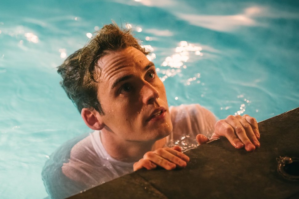 Zuerst genießt Alex (Sam Claflin) noch sein Studentenleben in Boston zusammen mit der schönen Sally, aber mit der Zeit wird ihm immer mehr klar, dass er sich eigentlich etwas ganz Anderes vom Leben erhofft… – Bild: ORF