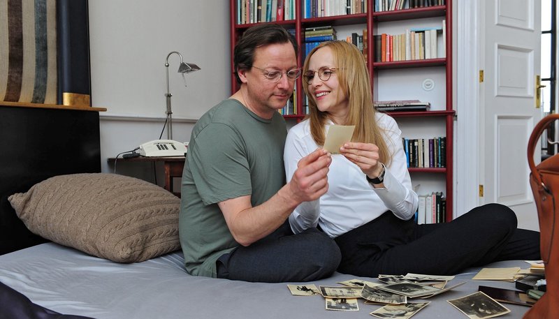 Sofia (Juliane Köhler) zeigt ihrem Mann Lorenz (Matthias Brandt) Bilder aus ihrer Kindheit in Lettland. – Bild: WDR/Jürgen Olczyk Sofia (Juliane Köhler) zeigt ihrem Mann Lorenz (Matthias Brandt) Bilder aus ihrer Kindheit in Lettland. – Bild: WDR/Jürgen Olczyk