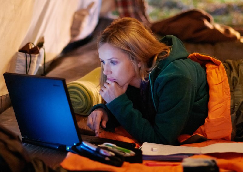 Mit Burnout durch den Wald – Bild: NDR/​Degeto/​Reiner Bajo