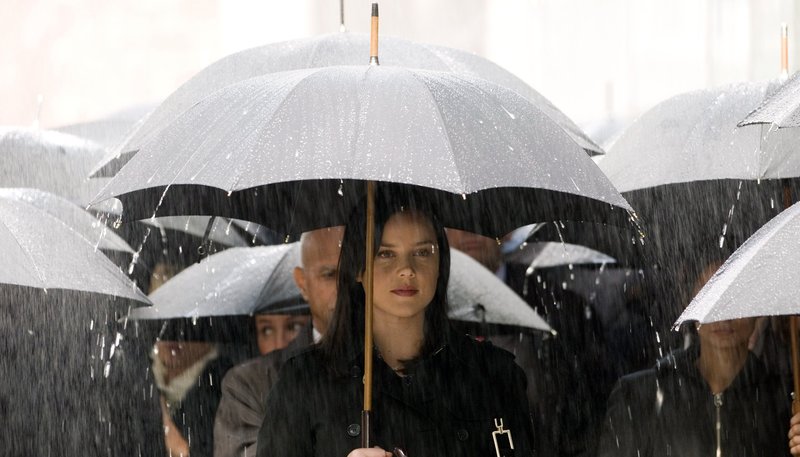 Die unglücklich verheiratete Wally Winthrop (Abbie Cornish) sehnt sich nach einer Jahrhundert-Romanze à la Wallis Simpson und König Edward VIII. – Bild: ARD Degeto/Wild Bunch Germany Die unglücklich verheiratete Wally Winthrop (Abbie Cornish) sehnt sich nach einer Jahrhundert-Romanze à la Wallis Simpson und König Edward VIII. – Bild: ARD Degeto/Wild Bunch Germany