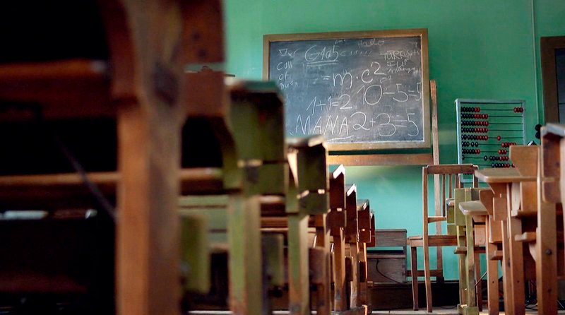 In der Dorfschule waren früher Strafen mit dem Haselnussstock noch an der Tagesordnung. Hosenspanner und Tatzen wurden damit verteilt. Mit der Schiefertafel mussten die Kinder vorsichtig umgehen. Sie ging leicht zu Bruch, wenn sich die Buben auf dem Heimweg prügelten. – Bild: SWR In der Dorfschule waren früher Strafen mit dem Haselnussstock noch an der Tagesordnung. Hosenspanner und Tatzen wurden damit verteilt. Mit der Schiefertafel mussten die Kinder vorsichtig umgehen. Sie ging leicht zu Bruch, wenn sich die Buben auf dem Heimweg prügelten. – Bild: SWR