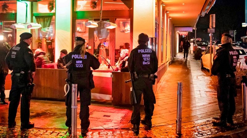Polizei vor einem Restaurant. – Bild: phoenix/​ZDF