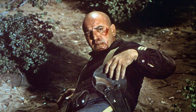 Auch Sergeant Tibbs (Telly Savalas) erliegt der Gier nach dem Gold. – Bild: ARD Degeto/ARD Degeto/Columbia Pictures Auch Sergeant Tibbs (Telly Savalas) erliegt der Gier nach dem Gold. – Bild: ARD Degeto/ARD Degeto/Columbia Pictures