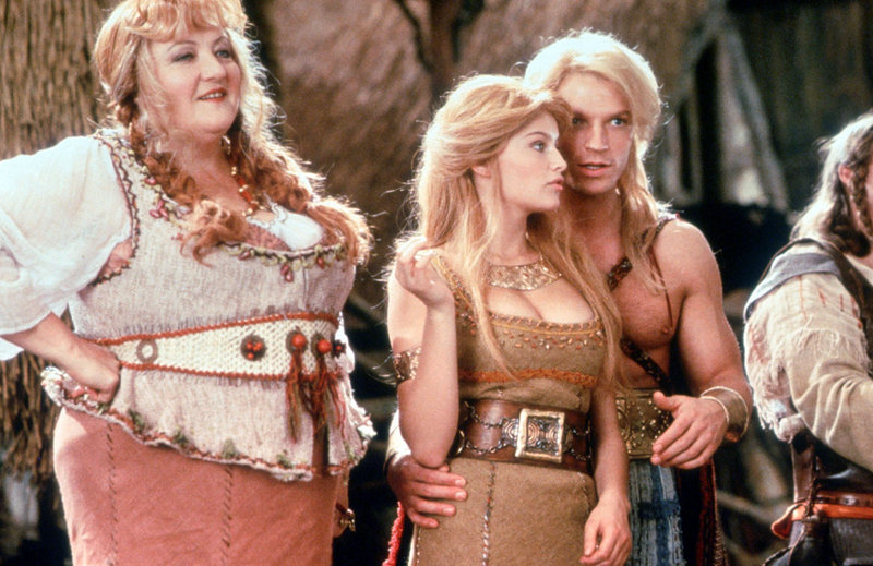 Die gemütliche Gutemine (Marianne Sägebrecht) weiß, dass die anbetungswürdige Falballa (Laetitia Casta) der gallischen Männerwelt den Kopf verdreht. Doch deren Herz gehört nur dem schönen Tragicomix (Hardy Krüger jr.). – Bild: ORF Die gemütliche Gutemine (Marianne Sägebrecht) weiß, dass die anbetungswürdige Falballa (Laetitia Casta) der gallischen Männerwelt den Kopf verdreht. Doch deren Herz gehört nur dem schönen Tragicomix (Hardy Krüger jr.). – Bild: ORF
