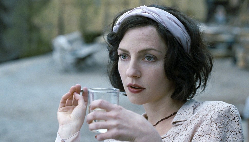 Iza (Katharina Schüttler) in Gedanken. – Bild: MDR / Farbfilm-Verleih GmbH