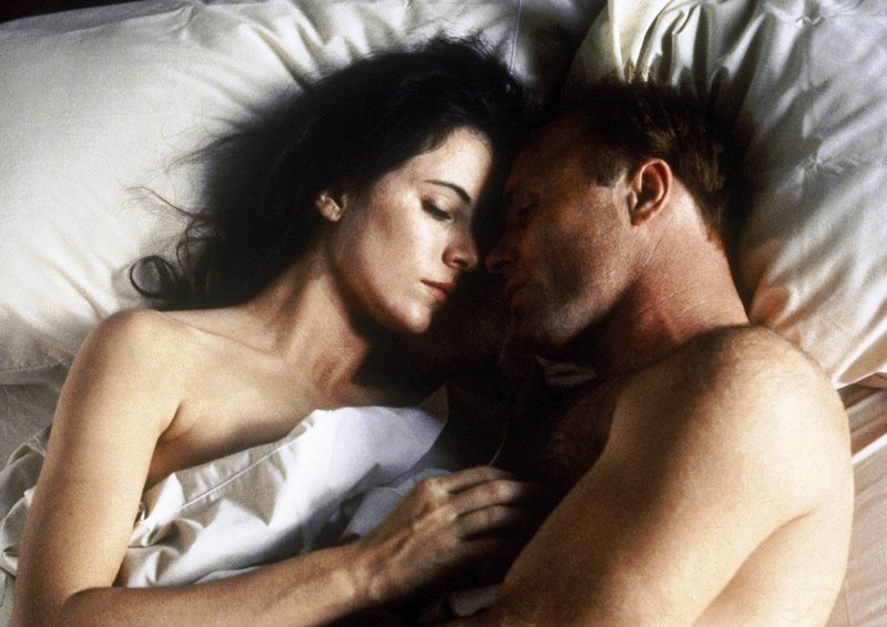 ARD EINE HEISSE AFFÄRE (china moon), USA 1994, Regie John Bailey, am Samstag (17.08.13) um 02:20 Uhr im Ersten Der Polizist Kyle (Ed Harris) ist der schönen Rachel (Madeleine Stowe) verfallen. – Bild: ARD Degeto/Orion Pictures ARD EINE HEISSE AFFÄRE (china moon), USA 1994, Regie John Bailey, am Samstag (17.08.13) um 02:20 Uhr im Ersten Der Polizist Kyle (Ed Harris) ist der schönen Rachel (Madeleine Stowe) verfallen. – Bild: ARD Degeto/Orion Pictures