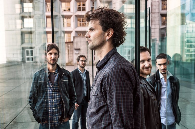 Vincent Peirani gehört zu den führenden französischen Jazzmusikern. Er kennt die Jazztradition ebenso gut, wie die klassische europäische Musikgeschichte, er ist wie jeder Jüngere mit Pop und Rock aufgewachsen und nutzt all das, um seinen eigenen Weg zu gehen. Er spielt nicht einfach nur Jazz, er macht Musik. Die Straßen und Plätze seiner Wahlheimat Paris sind für ihn musikalische Inspiration, stets ist er auf der Suche nach neuen Klängen. Sein Instrument beherrscht er so perfekt, dass es mal klingt wie eine Orgel, mal wie ein Klavier, dann wie ein Blasinstrument oder eine menschliche Stimme. VINCENT PEIRANI QUINTET. – Bild: ZDF und SWR/​Sylvain Gripoix.