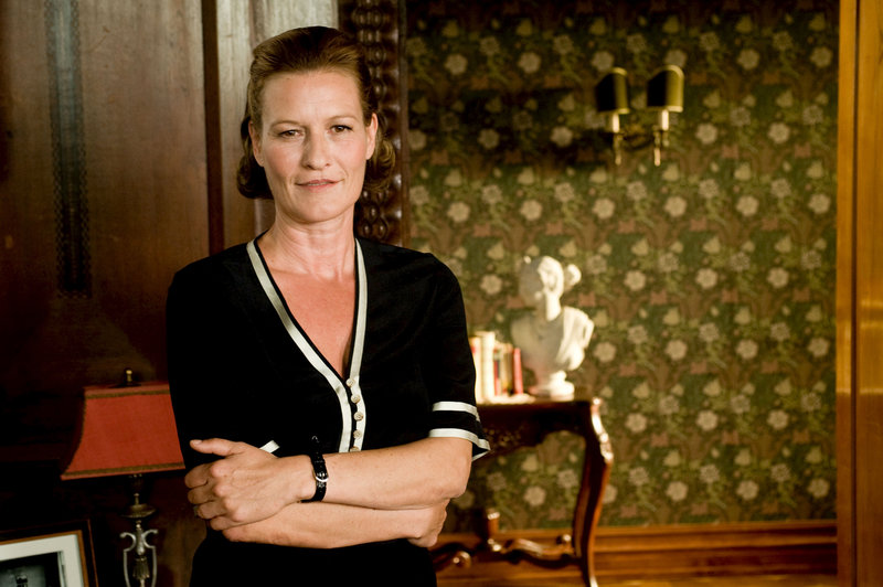 Mit Frau Mägerlein (Suzanne von Borsody), der stellvertretenden Direktorin von Lindenhof, ist nicht gut Kirschen essen. Das haben Hanni und Nanni schnell gemerkt. – Bild: ZDF/Ufa Cinema/Gordon Mühle Mit Frau Mägerlein (Suzanne von Borsody), der stellvertretenden Direktorin von Lindenhof, ist nicht gut Kirschen essen. Das haben Hanni und Nanni schnell gemerkt. – Bild: ZDF/Ufa Cinema/Gordon Mühle