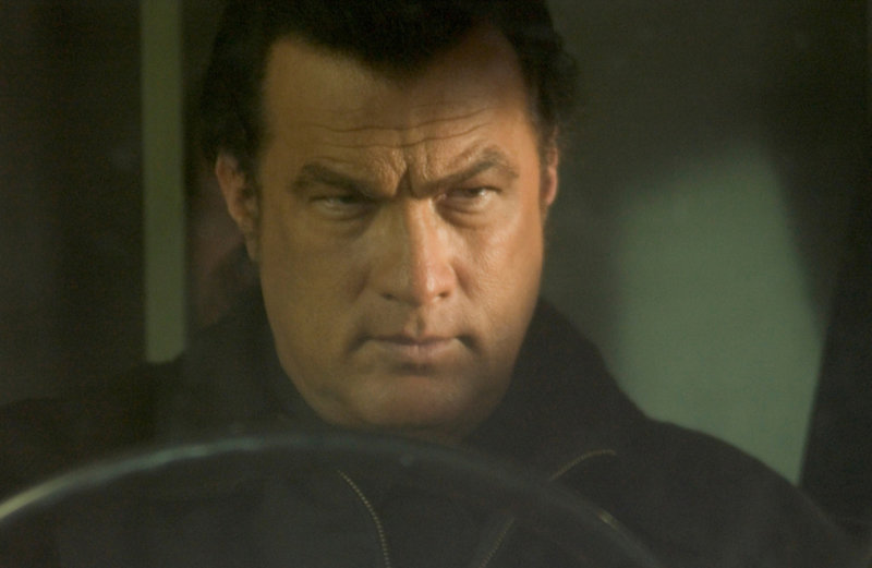 Harlen Banks (Steven Seagal) ist ein Profidieb, der seine Beute gerne an Bedürftige und Freunde verteilt. Als er seiner Freundin zuliebe die kriminelle Karriere aufgeben will, stellt sein Auftraggeber Max ihm eine Falle ... – Bild: Nu Image Lizenzbild frei Harlen Banks (Steven Seagal) ist ein Profidieb, der seine Beute gerne an Bedürftige und Freunde verteilt. Als er seiner Freundin zuliebe die kriminelle Karriere aufgeben will, stellt sein Auftraggeber Max ihm eine Falle ... – Bild: Nu Image Lizenzbild frei