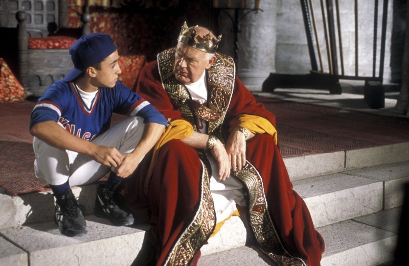 König Arthur (Joss Ackland) und der 15-jährige Calvin (Thomas Ian Nicholsen) hecken einen Plan aus. – Bild: Tele 5