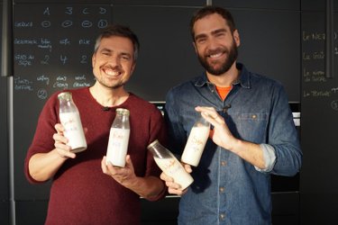 Immer mehr Menschen verzichten auf Kuhmilch – aus Rücksicht auf Tiere und Umwelt oder weil sie unter Laktoseintoleranz leiden. Eine Alternative sind Pflanzendrinks aus Soja, Reis, Hafer oder Mandeln. Aber können sie die Kuhmilch ersetzen? Die Xenius-Moderatoren Gunnar Mergner (links) und Pierre Girard prüfen die Drinks auf Geschmack, Inhaltsstoffe, ihren ökologischen Fußabdruck – und darauf, wie sie sich verarbeiten lassen. – Bild: Bilderfest GmbH/BR Immer mehr Menschen verzichten auf Kuhmilch – aus Rücksicht auf Tiere und Umwelt oder weil sie unter Laktoseintoleranz leiden. Eine Alternative sind Pflanzendrinks aus Soja, Reis, Hafer oder Mandeln. Aber können sie die Kuhmilch ersetzen? Die Xenius-Moderatoren Gunnar Mergner (links) und Pierre Girard prüfen die Drinks auf Geschmack, Inhaltsstoffe, ihren ökologischen Fußabdruck – und darauf, wie sie sich verarbeiten lassen. – Bild: Bilderfest GmbH/BR