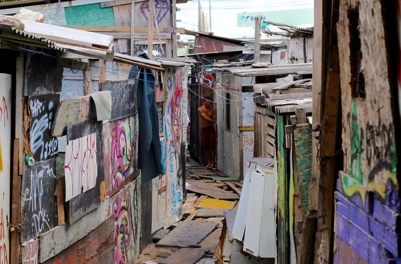 Recife, Brasilien: Innenansicht einer Favela am Fluss – eine Brutstätte für die Asiatische Tigermücke, dem Überträger des Zika-Virus. – Bild: BR/​Unseen Enemy/​WDR/​Christopher Beauchamp