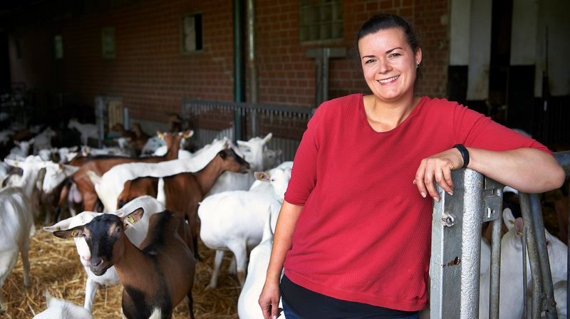 Gastgeberin Angela Andres von der Hofkäserei Andres bei Haltern am See plant ein „Land und lecker“-Menü mit hofeigenen Produkten u.a. Ziegenfrischkäse im Filoteig. – Bild: WDR/​Melanie Grande