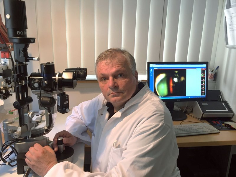 . Prof. Dr. Martin Rohrbach sieht immer wieder Patienten, die operiert werden sollen, aber noch perfekt sehen. Er warnt vor unnötigen Operationen. – Bild: SWR/Lothar Zimmermann . Prof. Dr. Martin Rohrbach sieht immer wieder Patienten, die operiert werden sollen, aber noch perfekt sehen. Er warnt vor unnötigen Operationen. – Bild: SWR/Lothar Zimmermann