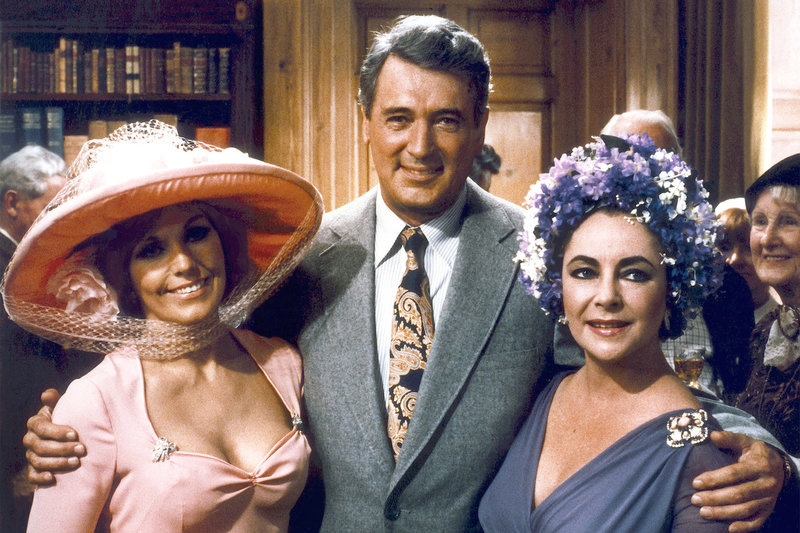 Rock Hudson (Mi.) spielt einen Regisseur, der mit den verfeindeten Diven Marina Gregg-Rudd (Elizabeth Taylor, re.) und Lola Brewster (Kim Novak, li.) die Geschichte von Maria Stuart und Elisabeth I. verfilmen soll. – Bild: ARD / © WDR/Thurow-Filmredaktion Rock Hudson (Mi.) spielt einen Regisseur, der mit den verfeindeten Diven Marina Gregg-Rudd (Elizabeth Taylor, re.) und Lola Brewster (Kim Novak, li.) die Geschichte von Maria Stuart und Elisabeth I. verfilmen soll. – Bild: ARD / © WDR/Thurow-Filmredaktion