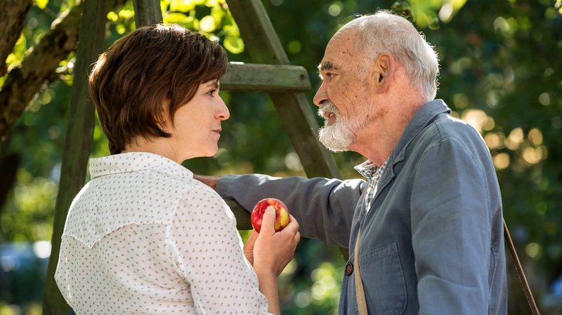 Helene (Martina Gedeck) genießt die Gespräche mit ihrem Nachbarn (Hans-Michael Rehberg) – kleine Fluchten aus ihrem Alltag. – Bild: BR/​SR/​Wild Bunch Germany