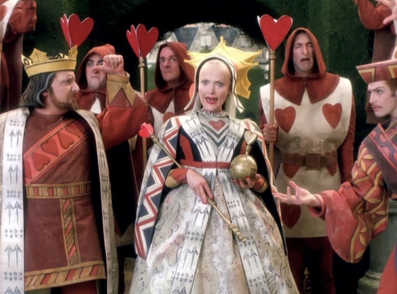 In front L-R: King Cedric of Hearts /​ Society Man (Simon Russell Beale), Queen of Hearts /​ Society Woman (Miranda Richardson) and Sir Jack, the Knave of Hearts /​ Cad (Jason Flemyng) – Bild: Disney Channel