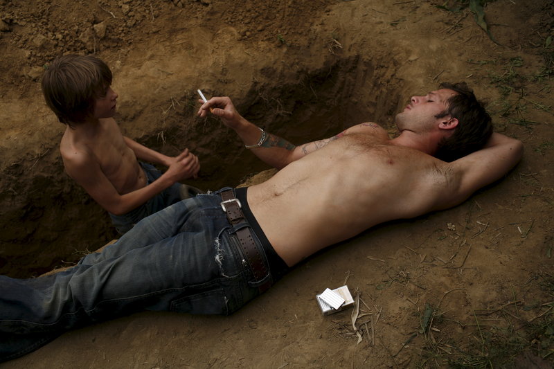 Die Blonde mit entblößten Brüsten – Bild: ZDF und Roger Do Minh