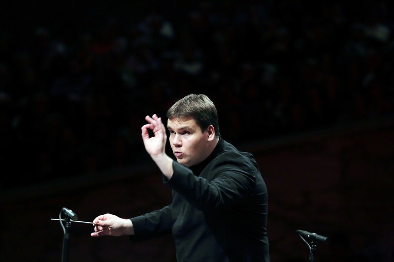 Seit Beginn der Saison 2013/​2014 ist Andris Poga Chefdirigent des Lettischen Nationalorchesters in Riga. – Bild: ARTE France 