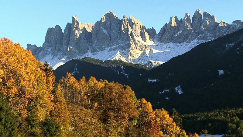 „Dem Himmel so nah – zwischen Karwendel und Dolomiten“, Zwischen dem Karwendel und den Dolomiten zeigt sich Tirol von seiner vielleicht beeindruckendsten Seite: Weite Täler, schneebedeckte Gipfel, blanke Seen und blühende Bergwiesen. Hier hat die Natur eine Landschaft von bezaubernder Schönheit geschaffen – eine Schönheit, in die sich die Menschen mit traditionellen Bauernhöfen und lebendigem Brauchtum organisch eingefügt haben. Regisseur Gerhard Amm bereist diesen Flecken Österreich und zeigt, wie er den Menschen hier seit Generationen zur Heimat geworden ist. SENDUNG: ORF3 – SA – 06.07.2019 – 15:20 UHR. – Veroeffentlichung fuer Pressezwecke honorarfrei ausschliesslich im Zusammenhang mit oben genannter Sendung oder Veranstaltung des ORF bei Urhebernennung. – Bild: ORF „Dem Himmel so nah – zwischen Karwendel und Dolomiten“, Zwischen dem Karwendel und den Dolomiten zeigt sich Tirol von seiner vielleicht beeindruckendsten Seite: Weite Täler, schneebedeckte Gipfel, blanke Seen und blühende Bergwiesen. Hier hat die Natur eine Landschaft von bezaubernder Schönheit geschaffen – eine Schönheit, in die sich die Menschen mit traditionellen Bauernhöfen und lebendigem Brauchtum organisch eingefügt haben. Regisseur Gerhard Amm bereist diesen Flecken Österreich und zeigt, wie er den Menschen hier seit Generationen zur Heimat geworden ist. SENDUNG: ORF3 – SA – 06.07.2019 – 15:20 UHR. – Veroeffentlichung fuer Pressezwecke honorarfrei ausschliesslich im Zusammenhang mit oben genannter Sendung oder Veranstaltung des ORF bei Urhebernennung. – Bild: ORF