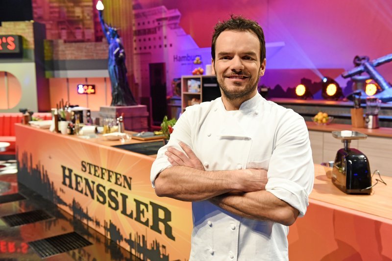 In „Steffen Henssler live! Hamburg, New York, Tokio – Meine kulinarische Weltreise“ kocht sich Steffen Henssler rund um den Globus, und das Publikum erfährt dabei viel Wissenswertes. – Bild: RTL /​ Christoph Assmann