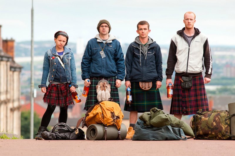 Robbie (Paul Brannigan, 2. von rechts) plant, sich einen Teil des teuren Whiskys abzuzweigen, um sich damit eine sorgenfreie Zukunft zu ermöglichen. Er reist mit Mo (Jasmin Riggings, links), Albert (Gary Maitland, 2. von links) und Rhino (William Ruane) daraufhin per Anhalter in den Norden Schottlands zur Destillerie Balblair, auf deren Gelände das Fass gelagert wird und in der auch die Versteigerung stattfinden soll. – Bild: rbb/​BR/​Telepool