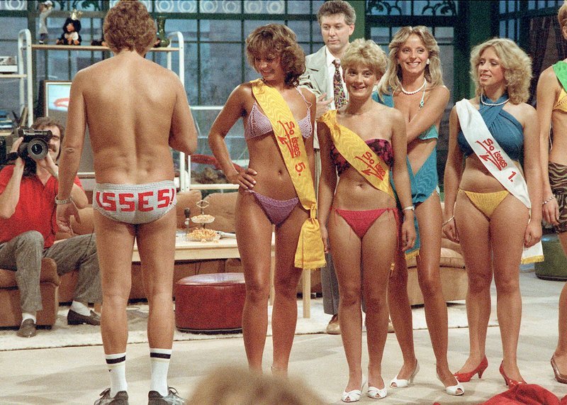 Die erste Talk Show im deutschen Fernsehen, die erste Sitcom und unzählige neue Formate: Seit 50 Jahren sendet der WDR das regionale Programm für den Westen und erfindet sich dabei immer wieder neu – bis heute.
„So isses“ (1984 bis 1989) mit Jürgen von der Lippe (2.v.l.), der ein Geschenk seiner Fans anprobiert hat. – Bild: WDR/​Hajo Hohl