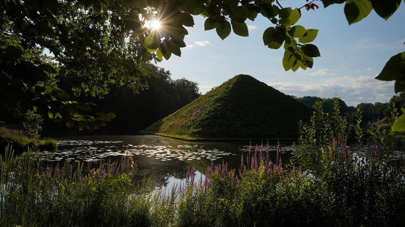 Der Klimawandel bedroht mit Trockenheit, Stürmen und schneearmen Wintern Deutschlands einzigartige Parklandschaften. Bäume sterben ab, Schädlinge befallen Pflanzen. Die von großen Gartenkünstlern komponierten Landschaftsbilder nehmen Schaden. Besonders bedroht sind die Parkanlagen des Fürsten Pückler in Branitz und Babelsberg, aber auch der weltberühmte Park Sanssouci. – Der Pücklerpark in Branitz ist durch Hitze und Trockenheit angegriffen. – Bild: rbb/​Wolfgang Albus