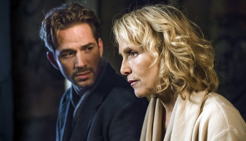Eva (Juliane Köhler) und Tom (Marc Benjamin) sprechen sich aus. – Bild: NDR/​Degeto/​Hendrik Heiden