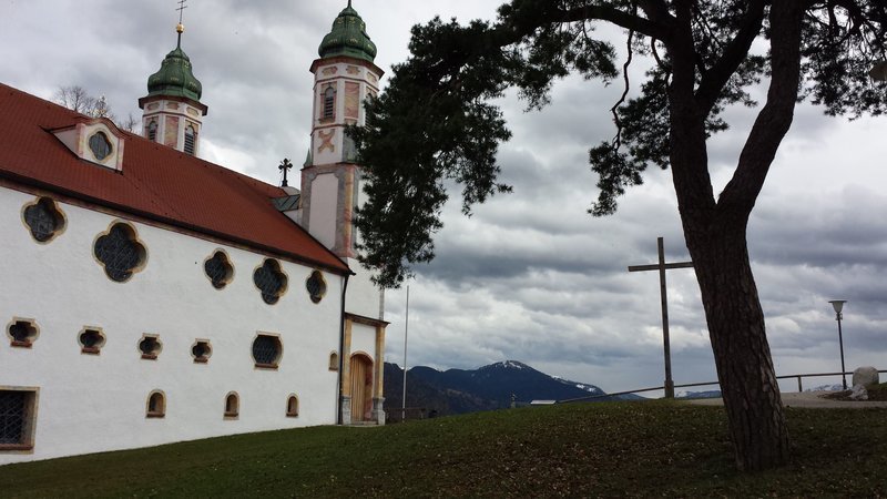 Der Kalvarienberg in Bad Tölz ist sicher der bekannteste Kalvarienberg in Bayern. Da ist die atemberaubend schöne Lage oberhalb der Isar, die Berge am Horizont, und … – Bild: BR/Michael Zehetmair Der Kalvarienberg in Bad Tölz ist sicher der bekannteste Kalvarienberg in Bayern. Da ist die atemberaubend schöne Lage oberhalb der Isar, die Berge am Horizont, und … – Bild: BR/Michael Zehetmair